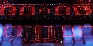 Sekwencja końcowa ukazuje widzom tylko pozornie rozrzucone piksele. Komiksowi fani nie będą mieli złudzeń: to właśnie „piksele” w komiksie „Ród M” były jednym z zabiegów obrazujących zmienianie przez Wandę rzeczywistości. Istotne może być to, że z wielu takich fragmentów w sekwencji tworzy się wspólny dom Wandy i Visiona.