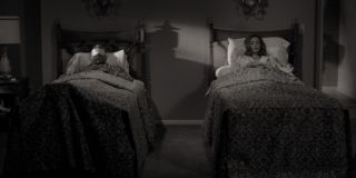 Wanda i Vision śpią w osobnych łóżkach. Przypomnijmy, że po II wojnie światowej instytucje zajmujące się cenzurą programów telewizyjnych przez długi czas nie dawały zgody na pokazywanie małżonków śpiących ze sobą w jednym łóżku. Ofiarą takich zabiegów cenzorskich padł m.in. słynny sitcom „Kocham Lucy” z lat 50. 