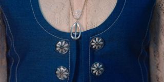 Naszyjnik Geraldine przedstawia symbol S.W.O.R.D. Raz jeszcze przypomnijmy, że nazwa organizacji w świecie MCU została nieznacznie zmieniona – grupa zajmuje się więc teraz bardziej monitorowaniem działań nadludzi, niż walką z zagrożeniami pozaziemskimi. 