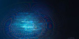 Zarówno kolor, jak i kształt bańki otaczającej Westview mogą sugerować, że nie została ona stworzona przez Wandę – przypomnijmy, że w komiksach manifestacja jej mocy najczęściej była okraszana czerwonym kolorem. Serialowa powłoka kojarzy się raczej z bańkami widocznymi w komiksach Jonathana Hickmana o Avengers. Powstawały one w wyniku tzw. inkursji, rozumianych jako zderzenia alternatywnych światów, które doprowadzały do zakrzywienia rzeczywistości. 