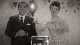 Kobieta i mężczyzna, których widzimy w serialowych reklamach, to w rzeczywistości zmarli już rodzice Wandy i Pietro. Zwraca się uwagę, że w ostatniej reklamie kobieta ma 2 dzieci. 