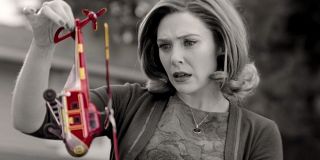 Wanda odnajduje futurystyczną z jej punktu widzenia zabawkę w formie helikoptera. Przedmiot zawiera logo organizacji S.W.O.R.D. (owalny kształt przecięty mieczem), z kolei barwami może przywodzić na myśl zbroję Iron Mana. Nie jest wykluczone, że mamy tu do czynienia z prawdziwym helikopterem, który przedostając się do świata stworzonego przez Wandę, przybrał postać zabawki. 