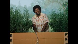 Herb przecinający mur starał się w dosłowny sposób zniszczyć rzeczywistość stworzoną przez Wandę. 