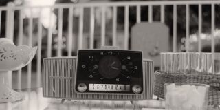 Tajemniczy głos z radia, mówiący: „Wanda! Kto ci to robi?”, należy do znanego już z MCU agenta Jimmy’ego Woo, w którego rolę wciela się Randall Park. W filmie „Ant-Man i Osa” pokazano go co prawda jako pracownika FBI, ale jest prawdopodobne, że po pstryknięciu Thanosa i jego następstwach został agentem S.W.O.R.D.