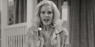 Emma Caulfield w roli despotycznej sąsiadki, Dottie. Jest coś zabawnego w fakcie, że w odcinku z nią pewną rolę odegrały króliki – w serialu „Buffy: Postrach wampirów” Caulfield sportretowała bowiem dawnego demona zemsty o imieniu Anya, postać nienawidzącą właśnie królików. Anya uważała nawet, że to właśnie te zwierzęta sprowadziły zagładę na miasto tytułowej bohaterki. 