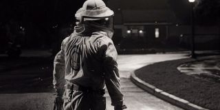 „Pszczelarz”, który pojawia się w jednym z finałowych ujęć 2. odcinka, ma na sobie kombinezon ochronny używany w trakcie kontaktu z substancjami niebezpiecznymi (na którym znajduje się z kolei najprawdopodobniej logo S.W.O.R.D.). Co ciekawe, podobne stroje w komiksach nosili członkowie A.I.M., organizacji wybitnych naukowców, dążących do umocnienia na świecie zasad technokracji. Grupa ta pojawiła się już także w MCU w filmie „Iron Man 3” – najprawdopodobniej działała jednak później, co mogłyby sugerować materiały promujące „Czarną Wdowę”, w których pracownicy A.I.M. prowadzili eksperymenty na Jelenie Biełowej. 