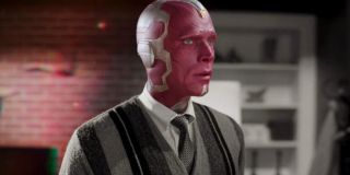 Zwróćcie uwagę, że po zmianie warstwy wizualnej z czarno-białej na kolorową na ekranie dominuje barwa czerwona, z którą w komiksach kojarzono Scarlet Witch. To kolejny trop sugerujący, że wszelkie zmiany rzeczywistości na ekranie są konsekwencją używania przez nią mocy. 