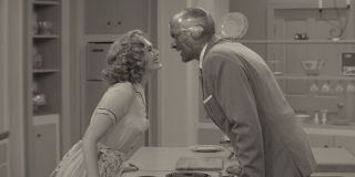 Otwarcie 1. odcinka jest wyraźnym nawiązaniem i jednoczesnym hołdem dla sekwencji otwierającej emitowanego w latach 1964-1972 serialu „Ożeniłem się z czarownicą” – główna bohaterka tej produkcji również manifestowała w niej nadludzkie moce. Później dowiadujemy się jednak, że Wanda w chwili obecnej nie panuje w pełni nad swoimi zdolnościami. 