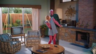 3. odcinek „WandaVision” nawiązuje i składa hołd wielu sitcomom z lat 70.; są to m.in. „The Brady Bunch” (format 3 kadrów w czołówce, drewniane schody, zachowania protagonistów), „Mork i Mindy” (bohater kosmita, ekspresowa ciąża) czy inne produkcje komediowe (próba ukrywania ciąży).