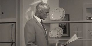 W pierwszym odcinku pada także uwaga o „niezniszczalnej głowie” Visiona. Przypomnijmy, że w filmie „Avengers: Wojna bez granic” Thanos miażdżył głowę herosa po to, aby wydobyć z niej Kamień Umysłu. Wygląda na to, że Scarlet Witch stworzyła rzeczywistość, w której ta „słabość” Visiona została usunięta. 