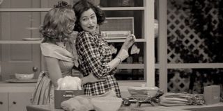 Pierwszy odcinek zawiera jeszcze jedno mniej lub bardziej przypadkowe nawiązanie do postaci Thanosa. Zwróćcie uwagę, że sąsiadka Agnes mówi Wandzie o tym, iż nie można przygotować kolacji w mgnieniu oka, używając w tym kontekście słowa „snap” – „pstryknięcie”. 