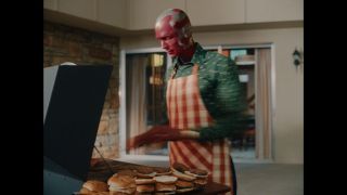 Z kolei stojący przy grillu Vision ma na sobie koszulę w kolorze zielonym i żółtym – to właśnie z tymi barwami jest najczęściej kojarzony w komiksach. 