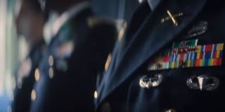 Nie znamy kontekstu krótkiego ujęcia, w którym widać wojskowych w mundurach. Biorąc jednak pod uwagę, że w dalszej części zwiastuna w mundurze pojawia się również Sam Wilson, nie jest wykluczone, iż weźmie on udział w ceremonii, w ramach której tarcza Kapitana Ameryki oficjalnie zostanie przekazana nowemu właścicielowi. 