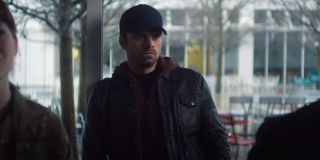 Z kolei ujęcie, w którym pokazano Bucky’ego w czapce, może być rozwinięciem sceny wojskowej ceremonii – jeśli tak, Barnes byłby jednym z jego postronnych obserwatorów. 