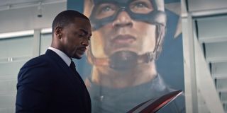 Przekazanie tarczy Capa nowemu właścicielowi, najprawdopodobniej Johnowi Walkerowi aka US Agentowi, może być kluczowym dla historii momentem. Zwróćmy uwagę, że Wilson wydaje się raczej przymuszony do oddania artefaktu, a decyzję w tej sprawie podjął za niego amerykański rząd. Z filmu „Spider-Man: Daleko od domu” wiemy już, że w MCU Steve Rogers uznawany jest za zmarłego (świadczy o tym ukazana na początku ekranowej historii o Pajączku sekcja „Ku pamięci”). 