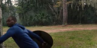 Raz jeszcze widzimy ujęcie, w którym Wilson rzuca tarczą w kierunku drzewa. Montaż sugeruje, że artefakt chwyta w swoją dłoń Bucky – to także nawiązanie do pojedynków Kapitana Ameryki i Zimowego Żołnierza z MCU. 