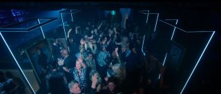 Co ciekawe, w trakcie sceny zabawy w Madripoorze obok tańczących widzimy znane dzieła sztuki, w tym słynny autoportret Vincenta van Gogha i „Młodą kobietę” Amadeo Modiglianiego. 