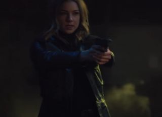 Do MCU wraca Sharon Carter, siostrzenica Peggy. Przedmioty reklamowe już wcześniej potwierdziły, że złamała ona zapisy Protokołów Sokovii, przekazując Capowi jego tarczę a Falconowi skrzydła. Najprawdopodobniej bohaterka po tym posunięciu trafiła na czarną listę amerykańskiego rządu i działa w ukryciu od dłuższego czasu.