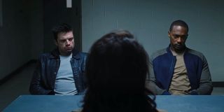 Zwiastun rozpoczyna się od ujęcia sugerującego, że Sam i Bucky mogą pracować dla nienazwanej jeszcze agencji wywiadowczej/szpiegowskiej – teraz przyszło im złożyć raport. Zwróćmy uwagę, że rozmawiająca z nimi kobieta nie ma na swoim ubraniu żadnego symbolu organizacji, nie widać go także w pomieszczeniu. Z samego dialogu wynika z kolei, że protagoniści mają póki co spore problemy ze współpracą. 