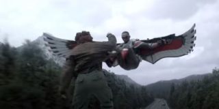 Atak Falcona z powietrza pod względem detali przywodzi na myśl spadającego po swoją zdobycz sokoła. Zwróćcie uwagę, że jego przeciwnik, jeden z Flag-Smasherów (prawdopodobnie portretowany przez Kellyman), wydaje się bez problemu poruszać po dachu pędzącej ciężarówki. Pojawiają się teorie, że złoczyńcy mogą być w jakiś sposób wzmocnieni, choćby przez działanie tajemniczej substancji podobnej do serum superżołnierza. 