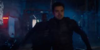 Infiltracja, którą przeprowadzali Falcon i Zimowy Żołnierz w Madripoorze, najprawdopodobniej zakończyła się źle dla bohaterów – ktoś strzela w ich kierunku. Warto odnotować, że Bucky ma na sobie dokładnie ten sam strój, co w scenie z motorem; to najprawdopodobniej dzięki niemu wydostanie się z pułapki. 