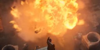 Poza głosem z offu to, że Baron Zemo pełni rolę złoczyńcy, potwierdza jeszcze scena wybuchu – zdaje się ona sugerować, że rzucający tarczą Wilson doprowadza do eksplozji, którą obserwuje właśnie antagonista. Trzeba też dodać, że w sekwencji tej Zemo ma na sobie znaną z komiksów maskę.  