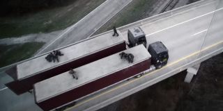 Sekwencja walki na ciężarówce jest bodajże najczęściej powtarzaną w materiałach promocyjnych. Choć latający Falcon naśmiewa się z tego, w jak łatwy sposób przeciwniczka pokonała Zimowego Żołnierza i zepchnęła go z dachu, scena może potwierdzać, że złoczyńcy są w jakiś sposób wzmocnieni – w innym wypadku Barnes nie miałby z nimi większego problemu w trakcie walki. 