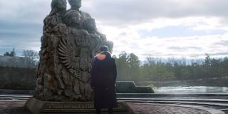 Od momentu ogłoszenia, że postać ta pojawi się w serialu, w sieci spekulowano na temat roli, jaką w historii odegra Baron Zemo. Jeszcze całkiem niedawno zastanawiano się nad tym, czy będzie on pomagał tytułowym bohaterom. Nowy zwiastun wyraźnie sugeruje jednak, że wciąż prowadzi swoją złowrogą krucjatę – nie możemy wykluczyć, że jest głównym złoczyńcą opowieści. W trailerze po raz kolejny widzimy go naprzeciw grobu ofiar tragicznych wydarzeń w Sokovii, które pokazano w „Czasie Ultrona”; na pomniku znajduje się też napis w języku serbskim „Ku pamięci…”. 