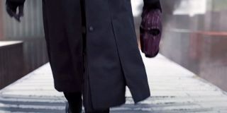 Mamy również okazję zobaczyć znaną z komiksów, charakterystyczną maskę Barona Zemo w kolorze fioletowym. Przypomnijmy, że złoczyńca nie korzystał z niej w filmie „Kapitan Ameryka: Wojna bohaterów”. 