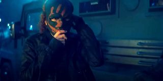 Już wcześniej spekulowaliśmy, że tajemniczy złoczyńcy w maskach to grupa działająca na usługach Flag-Smashera, znanego z komiksów anarchisty i przeciwnika Kapitana Ameryki – taki obrót spraw może także potwierdzać napis na jednej z zabawek promujących produkcję. Karl Morgenthau (płeć postaci najprawdopodobniej zostanie zmieniona) był wcześniej wybitnym dyplomatą, który później dorobił się fortuny i wszedł w posiadanie nowoczesnej technologii. Nie będzie żadnego przypadku w tym, jeśli w serialu jego poplecznicy zaatakują miejsca kojarzące się w zbiorowej świadomości z Capem. 