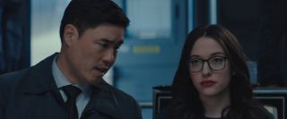 Wygląda na to, że świat wie już naprawdę sporo o bitwie Avengers z Thanosem, do której doszło w finale filmu „Koniec gry”. Świadczy o tym dyskusja Darcy z agentem Woo, którzy debatują o potyczkach Wandy i Kapitan Marvel z Szalonym Tytanem. Trzeba jednak przypomnieć, że w MCU część prawdy na temat tej batalii i jej konsekwencji została ukryta – mieszkańcy naszej planety wierzą przecież, że to w jej trakcie śmierć poniósł Kapitan Ameryka.  