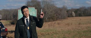 Woo pokazuje Rambeau wizytówkę, używając w tym celu magicznej sztuczki. Przypomnijmy, że w „Ant-Manie i Osie” agent był zafascynowany sztuczkami z kartami, które przeprowadzał Lang. Wygląda na to, że po spotkaniu z bohaterem sam doprowadził swoje zdolności magiczne do perfekcji. 