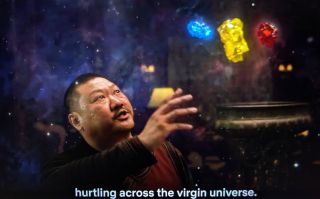 Dlaczego Wanda używa mikrofalowego promieniowania tła do tworzenia swojej rzeczywistości? Odpowiedź jest stosunkowo prosta: Scarlet Witch korzysta bowiem z mocy Kamienia Umysłu, który – jak wyjaśniał to w MCU Wong – wraz z innymi Kamieniami Nieskończoności został stworzony w trakcie Wielkiego Wybuchu. 