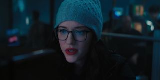 Wprowadzone w czasie „Wojny bohaterów” Protokoły Sokovii wciąż odgrywają istotną rolę w świecie MCU – to prawdopodobnie na bazie jej zapisów dyrektor Hayward ocenił działania Wandy jako akt terrorystyczny i wydał rozkaz jej uśmiercenia. Przypomnijmy, że jeden z paragrafów ustawy odnosił się z kolei do potrzeby zintensyfikowania prac nad sztuczną inteligencją; już w poprzednim odcinku Hayward zdradził, że to jedno z głównych zadań S.W.O.R.D. 