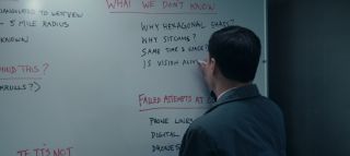 Gdy agent Woo zapisuje na tablicy swoje przemyślenia na temat „serialu” z Wandą i Visionem, w jednym z nich, zastanawiając się nad rolą istot pozaziemskich w wydarzeniach, wprost wspomina o znanych z „Kapitan Marvel” Skrullach. Woo musiał więc zyskać wiedzę na temat tych zmiennokształtnych kosmitów, którzy odcisnęli wielkie piętno na działaniach Nicka Fury’ego i początkach S.H.I.E.L.D.