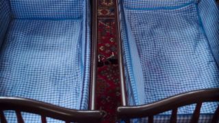 Wanda i Vision w pewnym momencie są przerażeni tym, że Tommy i Billy zniknęli ze swoich łóżeczek. Co ciekawe, w komiksie „Ród M” o tym, że dzieci bohaterów skrywają jakąś większą tajemnicę, po raz pierwszy dowiedzieliśmy się właśnie w czasie ich zniknięcia, do którego doszło podczas nieobecności Wandy. 