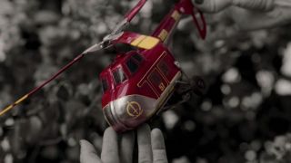 4. odcinek potwierdza, że helikopter-zabawka, który Wanda znalazła przed domem, był w rzeczywistości dronem S.W.O.R.D. Co ciekawe, znajduje się na nim oznaczenie „S-57” – Vision debiutował w komiksach w zeszycie „The Avengers #57”. 