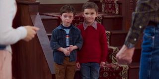 Teoretycznie trudno jest rozpoznać, który z synów Wandy i Visiona jest którym. Twórcy produkcji postanowili jednak nam w tym pomóc, kojarząc dzieci z charakterystycznymi dla nich w komiksach kolorami. I tak Billy, późniejszy czarodziej Wiccan, nosi czerwone ubranie, natomiast Tommy, znany także jako sprinter Speed, niebieskie bądź zielone. 