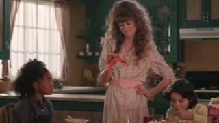 Z drugiej strony na poziomie symbolicznym wszystkie dotychczasowe reklamy wydają się subtelnie nawiązywać do Kamieni Nieskończoności. Jak do tej pory zobaczyliśmy w nich toster (Kamień Mocy), zegarek (Kamień Czasu) i zestaw do kąpieli w kształcie Tesseraktu (Kamień Przestrzeni), natomiast teraz przyszła pora na czerwoną, płynną substancję, budzącą skojarzenia z Kamieniem Rzeczywistości. Pozostały więc jeszcze Kamień Umysłu i Kamień Duszy. 