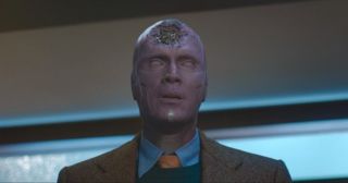 Tuż po wyrzuceniu Moniki Wanda przez chwilę widzi prawdziwe oblicze Visiona – to pochodzące z momentu po jego śmierci w filmie „Avengers: Wojna bez granic”. Warto zauważyć, że w filmie „Avengers: Koniec gry” miała pojawić się scena po napisach, w której Scarlet Witch kradnie z siedziby S.W.O.R.D. ciało Visiona. Najprawdopodobniej w chwili obecnej bohater jest więc nieżywy, a jego ciałem steruje jedynie magia Wandy. 