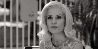 Chciałbym też zwrócić uwagę na to, że choć S.W.O.R.D. zdołało prawidłowo zidentyfikować wiele postaci w świecie Wandy i Visiona, na tablicy brakuje dwóch niezwykle ważnych: Agnes i Dottie. O ile w przypadku pierwszej z nich może to potwierdzać, że wciela się ona w rolę komiksowej Agathy Harkness, o tyle nierozszyfrowanie zagadki drugiej z kobiet otwiera pole do spekulacji. Część fanów wierzy, że Dottie to w rzeczywistości Mefisto. Sama Agnes mówiła o niej wcześniej: „Dottie jest kluczem do wszystkiego w tym mieście”, z kolei Dottie stwierdziła: „Diabeł tkwi w szczegółach”. 