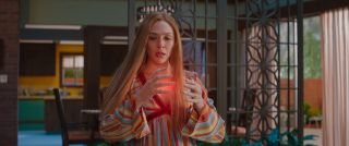 Najważniejszą teorią, która powstała po 4. odcinku, jest odpowiedź na pytanie o to, czy w „WandaVision” istnieje tajemniczy, niewyjawiony jeszcze złoczyńca. Spekulacje te wynikają przede wszystkich z dwóch rzeczy: po pierwsze, wydaje się, że ktoś może „edytować” tudzież „cenzorować” wydarzenia w serialu i tą osobą niekoniecznie jest sama Wanda. Po drugie, zwróćcie uwagę, że gdy Scarlet Witch używa swoich mocy w celu wyrzucenia Geraldine/Moniki, sama wydaje się tym faktem zaskoczona. 