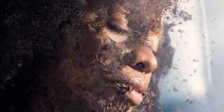 Gdy Monica wraca do świata żywych, na nowo formuje się nie tylko jej ciało, ale i umysł. To właśnie dlatego bohaterka przez krótki moment słyszy w głowie pozornie tylko przypadkowe głosy. Ostatni z nich należy do Carol Danvers aka Kapitan Marvel, która określa Monicę jako „Porucznik Kłopot”. Danvers nadała jej ten przydomek, gdy ta była dzieckiem; biorąc również pod uwagę, że głos Carol jest najdonioślejszy, możemy zakładać, że wydarzenia z filmu „Kapitan Marvel” odcisnęły olbrzymie piętno na życiu młodej Rambeau. 