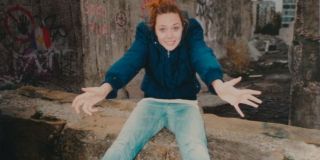 W sekwencji otwierającej widzimy zdjęcia pochodzące z okresu dzieciństwa i młodości Wandy w Sokovii – zwróćcie uwagę, że nawet krajobraz w tle pokazuje nam, jak mocno państwo to zostało w przeszłości naznaczone wojną. 