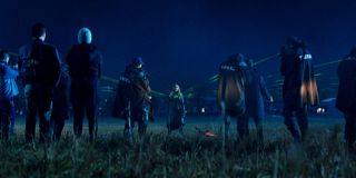 Zwróćcie uwagę, że w 5. odcinku dwukrotnie słyszymy pochodzący z Sokovii akcent Wandy – w trakcie jej wyjścia poza Hex i w czasie kłótni z Visionem. Jak na razie wydaje się on symbolicznie wyrażać utratę przez Maximoff kontroli nad tym, co dzieje się w Westview.