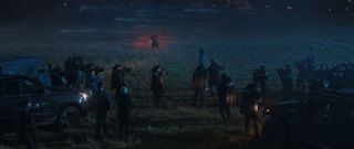 Scena, w której Wanda za pomocą swoich mocy kieruje lufy karabinów żołnierzy w kierunku dyrektora Haywarda, może kojarzyć się z sekwencją z filmu „X-Men” z 2000 roku, w której Magneto zwrócił policjantów przeciwko sobie. Przypomnijmy, że w niektórych komiksach Magneto przedstawiany jest jako ojciec Wandy i Pietro. 