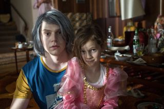 Co niezwykle interesujące, w pierwszej wersji scenariusza filmu „X-Men: Przeszłość, która nadejdzie” zamieszczono scenę pokazującą, że Quicksilver w Sokovii miał nie jedną, a dwie siostry – starsza z nich miała przywodzić na myśl właśnie Scarlet Witch. Bryan Singer zdecydował się ostatecznie nie korzystać z tej sekwencji, choć na zdjęciach z planu mogliśmy zobaczyć tajemniczą, rudowłosą dziewczynkę.  