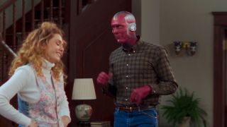 Gdy Vision zakłada smoczki w miejsce, gdzie powinny znajdować się uszy bohatera, budzi on skojarzenia z potworem Frankensteina – to kolejna podpowiedź w materii tego, czy serialowy Vision faktycznie żyje. Warto przypomnieć, że w „Czasie Ultrona” bohater sam siebie określił mianem „potwora”, a do życia, podobnie jak monstrum Frankensteina, został powołany dzięki wyładowaniom elektrycznym. 