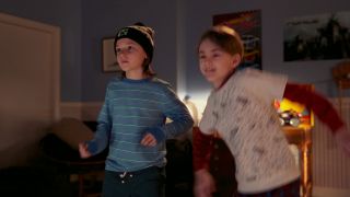 Tommy i Billy grają w „Dance Dance Revolution” – tę konsolową grę widzieliśmy także w „Zwariowanym świecie Malcolma”. Co ciekawe, piosenka, z której korzystają, nosi tytuł „Butterfly” – to kolejne odwołanie do motyla w serialu.