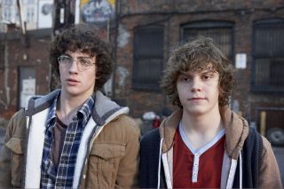 Tommy i Wanda używają w nowym odcinku zwrotu „kick-ass”. Przypomnijmy, że „Kick-Ass” to także tytuł stworzonego na podstawie komiksów filmu z 2010 roku, w którym główne role zagrali Aaron Taylor-Johnson, Quicksilver z MCU, i Evan Peters, Quicksilver z filmów o X-Menach.